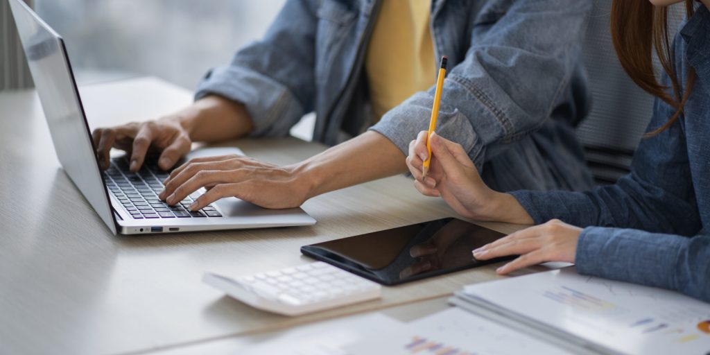 employees-working-together-side-view